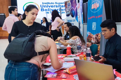 Para muchos asistentes, la feria laboral representa una oportunidad única de contacto directo con reclutadores en medio de la precariedad del mercado.