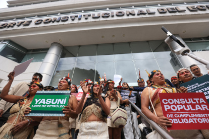 Un grupo de manifestantes acudió este 20 de agosto de 2025 a la Corte Constitucional para exigir el cierre del bloque 43-ITT.