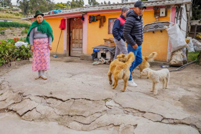 Varias viviendas registran grietas en su estructura en Cuturiví, en Pujilí.