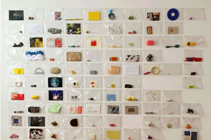 Pequeños objetos desechados y encontrados son parte de la muestra de la artista, que abre sus puertas en Quito.