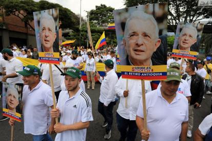 La gente protesta en apoyo al expresidente colombiano Álvaro Uribe en Medellín, Colombia, el 7 de agosto de 2025.