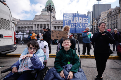 Personas con discapacidad participan en una manifestación contra el veto del presidente de Argentina, Javier Milei, a la ley de discapacidad (Argentina).