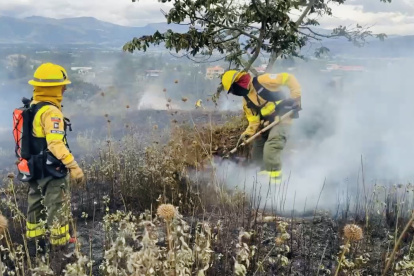 Un incendio forestal se registró en Nayón, personal del Cuerpo de Bomberos acudió al sitio.
