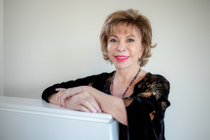 Isabel Allende es una escritora chileno- estadounidense considerada una de las mejores novelistas contemporáneas de Latinoamérica.
