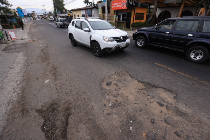 Situación. Baches profundos y cráteres complican el tránsito en Río San Pedro, afectando a vecinos y comercios. El problema se extiende a otras vías.