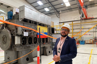 Edwin Freire, gerente de entrenamiento, explica cómo se realizan las capacitaciones en el nuevo centro de entrenamiento de Quito de Wärtsilä.