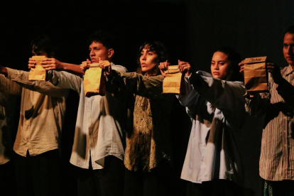 La compañía Fuera de la Caja estrena un tributo a Wilson y Glass que combina danza y teatro para reflexionar sobre la industrialización, la tecnología y el regreso a lo esencial.