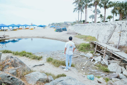 La poza de aguas servidas está en el sector de playa Chabela, justo pasando el rompeolas.