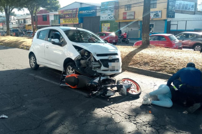 La moto quedó debajo del auto, después del accidente entre ambos vehículos en el norte de Quito.