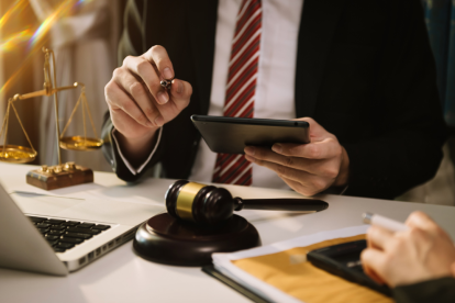 El curso está diseñado para proporcionar a los asistentes un entendimiento profundo del marco jurídico mercantil