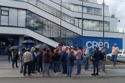 Afectados por el cierre de la Cooperativa CREA llegaron a la oficina matriz en Cuenca para solicitar información del traspaso de sus dineros a otras entidades financieras.