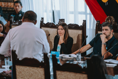 Álvarez llamó a la calma al concejal Alfredo Bautista durante la sesión del Concejo, tras su discurso contra la prefecta Marcela Aguiñaga.