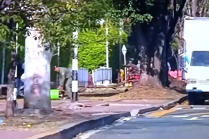 La imagen muestra a elementos de seguridad recorriendo el sitio del atentado en Cali.