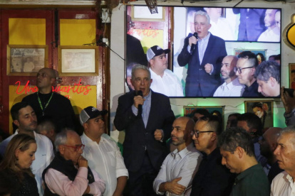 El expresidente de Colombia Álvaro Uribe habla frente a seguidores este miércoles 21 de agosto de 2025, en Sabaneta (Colombia).
