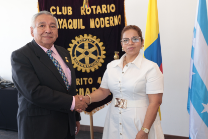 El nuevo presidente, Víctor León, y su antecesora, Emperatriz Coronel.
