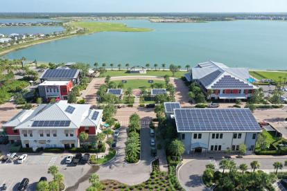 Se observan edificios en el centro de Babcock Ranch, en Florida (Estados Unidos).