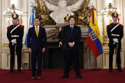 Fotografía cedida por la Presidencia de Argentina de su mandatario Javier Milei (d) junto a su homólogo de Ecuador, Daniel Noboa, posando en una reunión este jueves.