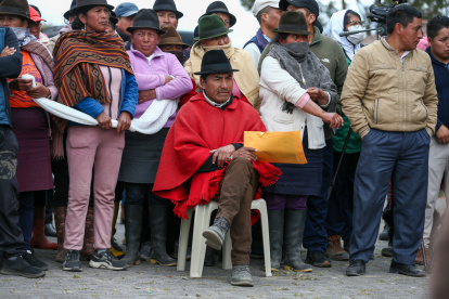 El exlíder indígena y excandidato presidencial Leonidas Iza (c) participa en una audiencia indígena este jueves, en Tocazo (Ecuador).