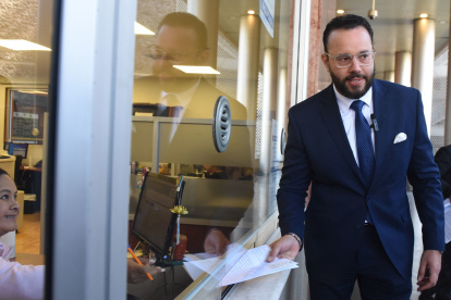 Documento. Gonzalo Albán dijo que entregó el fallo del TCE, en el que le permite su habilitación.