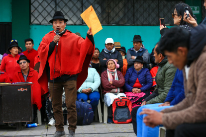 El exlíder indígena y excandidato presidencial Leonidas Iza habla en una audiencia indígena este jueves, en Tocazo (Ecuador).