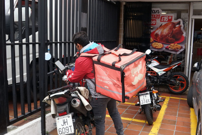 Una persona que trabaja con servicio a domicilio en la empresa Rappi.