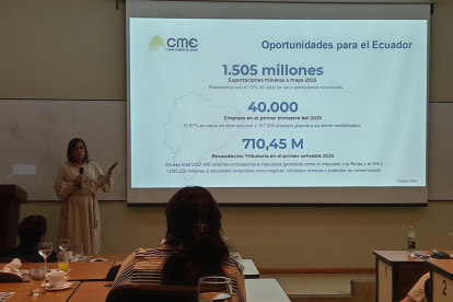 María Silva, presidenta ejecutiva de la Cámara de Minería de Ecuador en un conversatorio con la prensa en Guayaquil.
