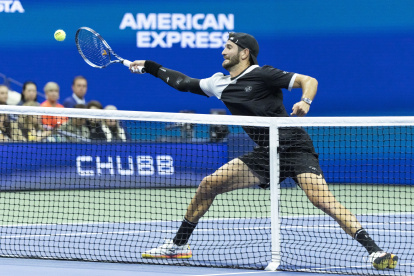 El italiano Andrea Vavassori en un duelo de mixtos dobles previo al inicio del cuadro principal.