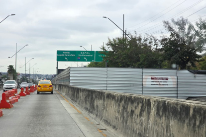 La Prefectura del Guayas dispuso el 15 de agosto que el Municipio retire las planchas y otros materiales en un plazo de 5 días. El plazo se cumplió y todo sigue igual.