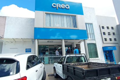 Socios de la cooperativa CREA acuden a la oficina matriz, en la avenida Unidad Nacional, en busca de información sobre sus depósitos y el proceso de devolución de su dinero.