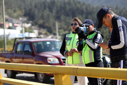 Control de velocidad de parte de los agentes de transito con los cinemómetros.