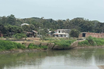 Las planchas de hormigón han cedido hacia el río