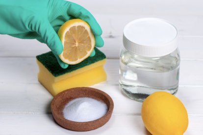 La mezcla de bicarbonato, vinagre y limón genera una reacción efervescente que limpia, desinfecta y aromatiza superficies del hogar.