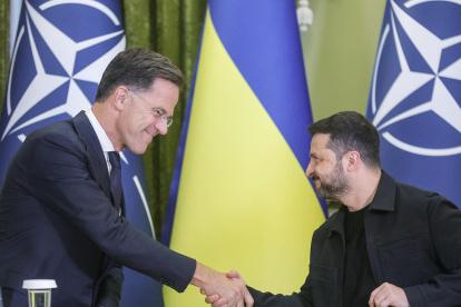 El secretario general de la OTAN, Mark Rutte (izda), durante una rueda de prensa este viernes en Kiev junto al presidente ucraniano, Volodímir Zelenski.