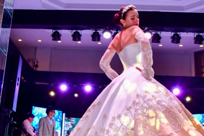 El evento incluyó desfiles de trajes de novia.