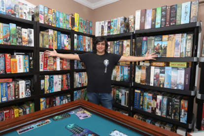Andrés Espinoza tiene varias repisas repletas de juegos en su casa. Son alrededor de 550.