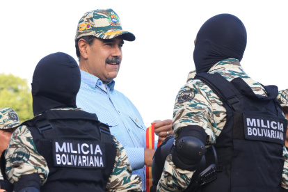Presidente de Venezuela, Nicolás Maduro (c), saludando a miembros de la Milicia Bolivariana en Caracas (Venezuela).