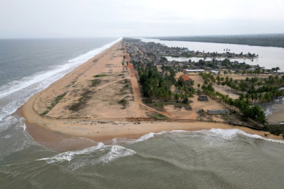 Vista. Así avanza la erosión marina en el pueblo de Lahou-Kpanda.