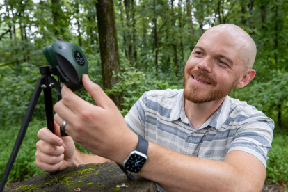 Brent Pease, profesor adjunto de la Facultad de Silvicultura y Horticultura de la Universidad del Sur de Illinois muestra un BirdWeather.