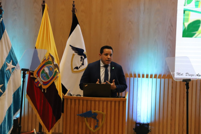 Diego Aguirre, docente de la UTEG, expuso el método de evaluación de las propuestas.