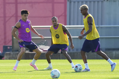 Lamine Yamal (d) comandará la ofensiva culé en el estadio Ciudad de Valencia.