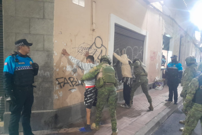 Los militares registraron a 150 personas en el Centro Histórico de Quito.