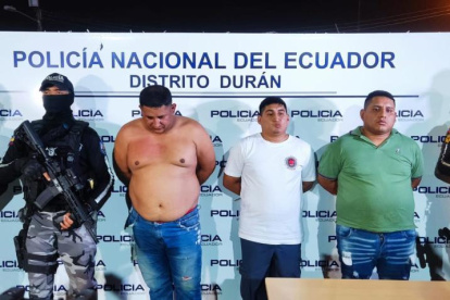 Tres sujetos fueron detenidos por la Policía Nacional en el operativo de rescate de tres personas secuestradas en Durán.