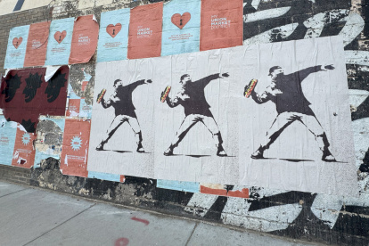 Fotografía que muestra varios carteles en rechazo a las políticas del presidente de Estados Unidos, Donald Trump, en Washington.