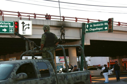 Expertos forenses recolectan información en la zona donde se presentó un enfrentamiento en el norteño estado de Nuevo León (México).