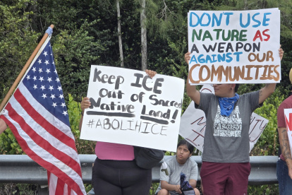 Fotografía de archivo de personas protestando contra un centro de detención para migrantes.