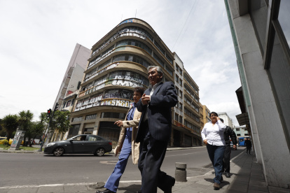 Los bajos de los edificios lucen descuidados. La zona antes comercial tiene más locales cerrados.