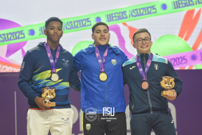 Vicente Braulio (i) se colgó una de las últimas medallas en las pesas.