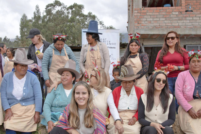 Paliouras (abajo en el centro) junto a una docena de mujeres de Carhuaz, poblado andino de su país con las que trabaja los gorritos tejidos para los caballos.