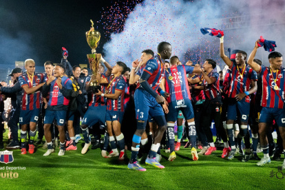 Los jugadores de Deportivo Quito celebran la consecución del título en el campeonato de Pichincha.