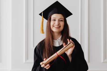 Becas para ecuatorianos en áreas de innovación y tecnología con apoyo de Women Economic Forum.